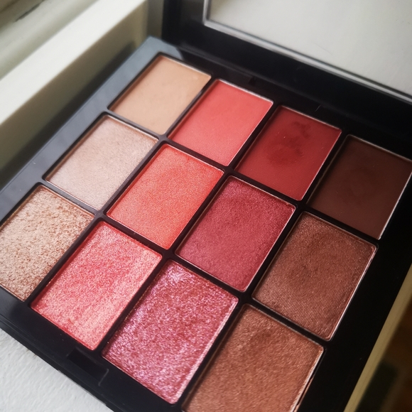 NYX eyeshadow palette - Picture 2 of 2